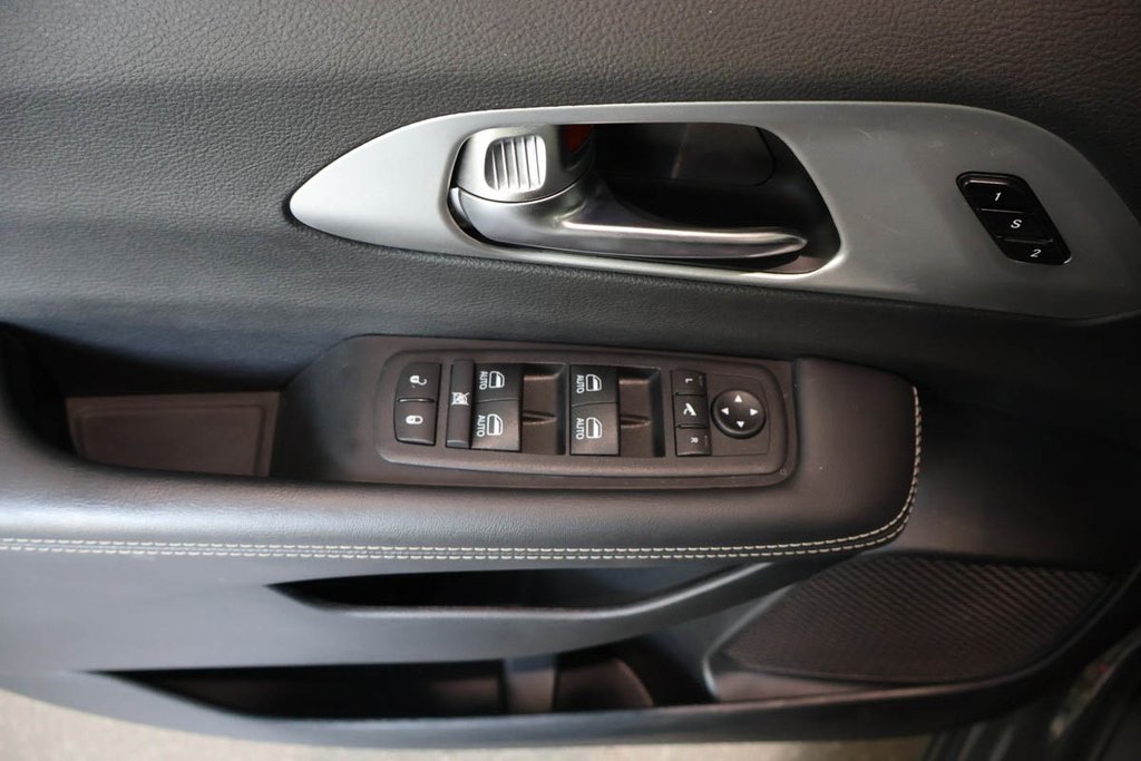 2025 Chrysler Pacifica LIMITED + APPARENCE S + TOIT OUVRANT PANO in Terrebonne, Quebec - 30 - w1024h768px
