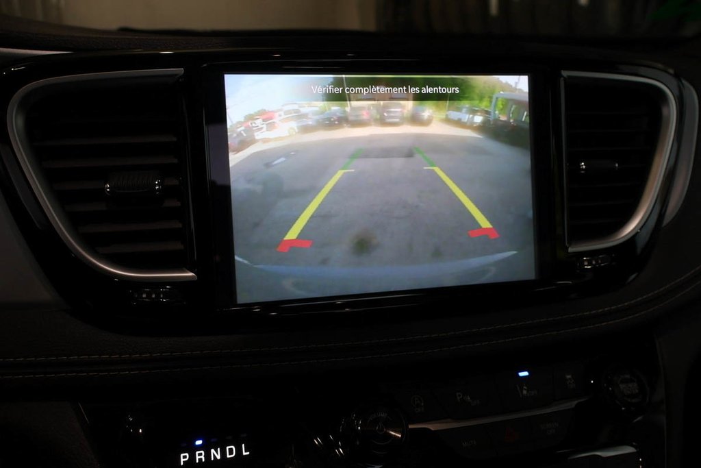 2025 Chrysler Pacifica LIMITED + APPARENCE S + TOIT OUVRANT PANO in Terrebonne, Quebec - 25 - w1024h768px