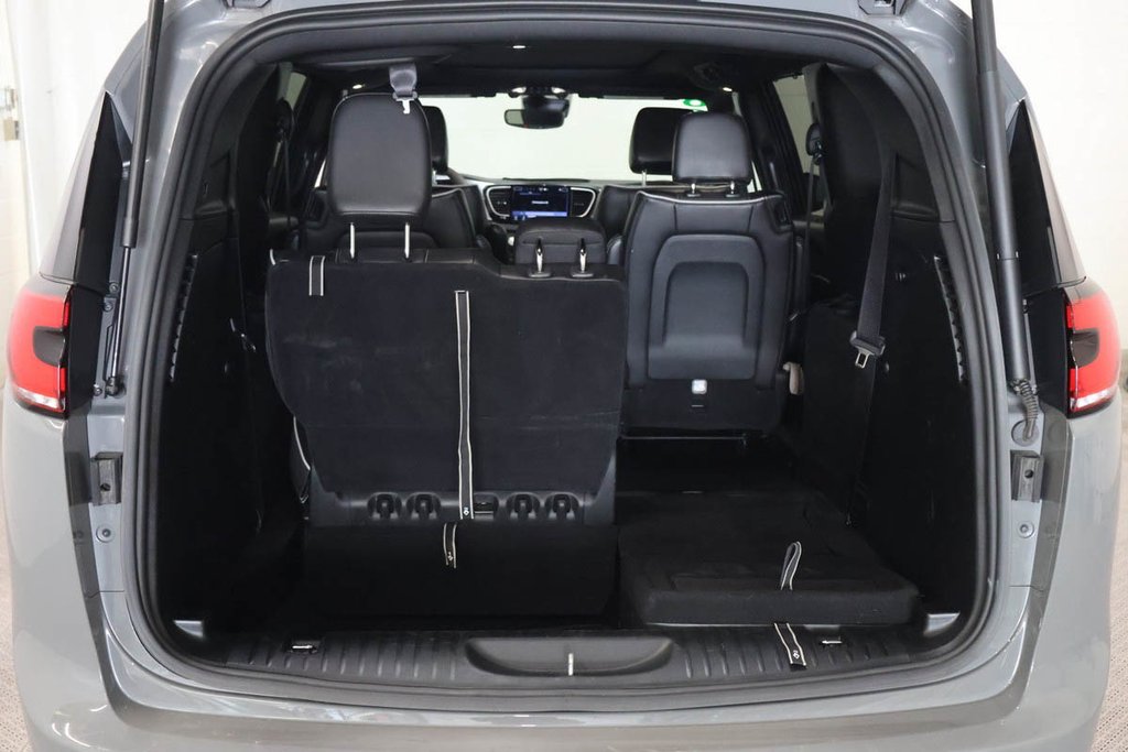 2025 Chrysler Pacifica LIMITED + APPARENCE S + TOIT OUVRANT PANO in Terrebonne, Quebec - 7 - w1024h768px