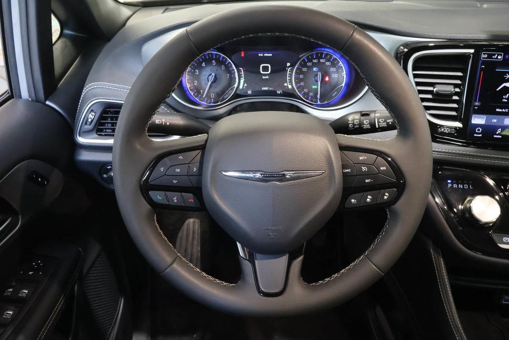 2025 Chrysler Pacifica LIMITED + APPARENCE S + TOIT OUVRANT PANO in Terrebonne, Quebec - 18 - w1024h768px