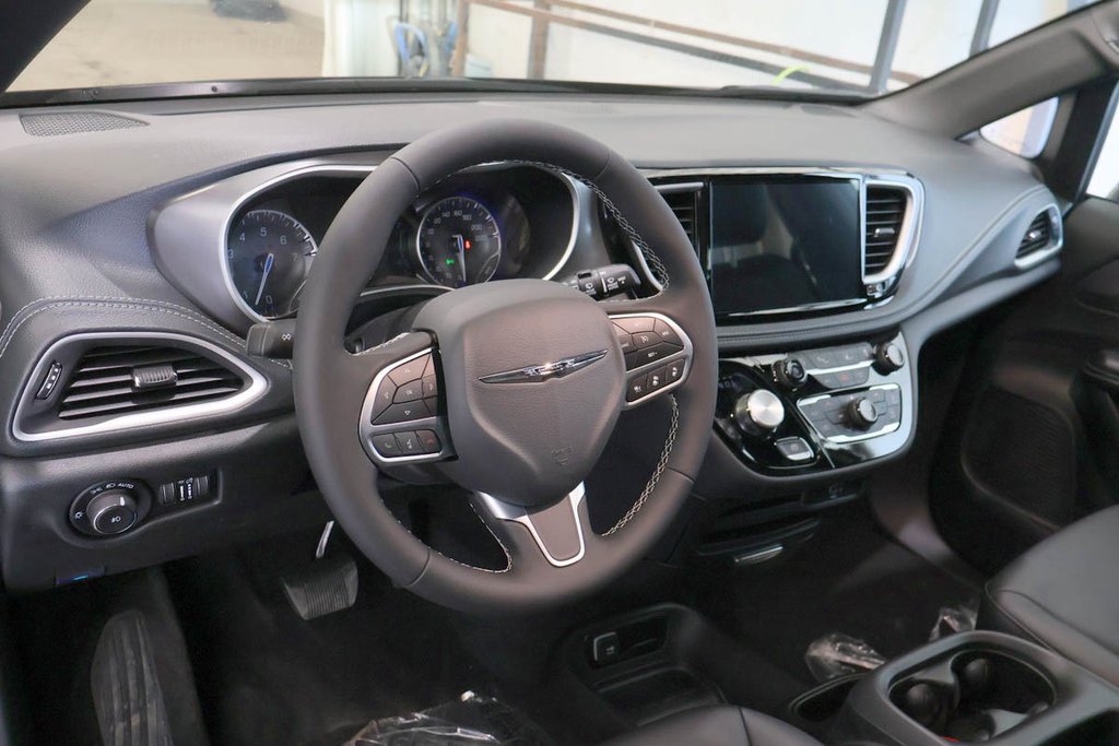 Chrysler Pacifica SELECT 2026 à Terrebonne, Québec - 12 - w1024h768px