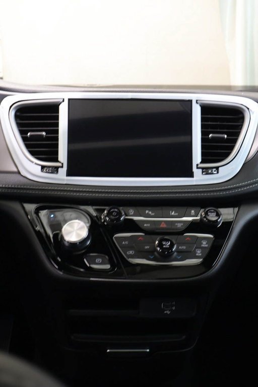 2027 Chrysler Pacifica SELECT in Terrebonne, Quebec - 14 - w1024h768px