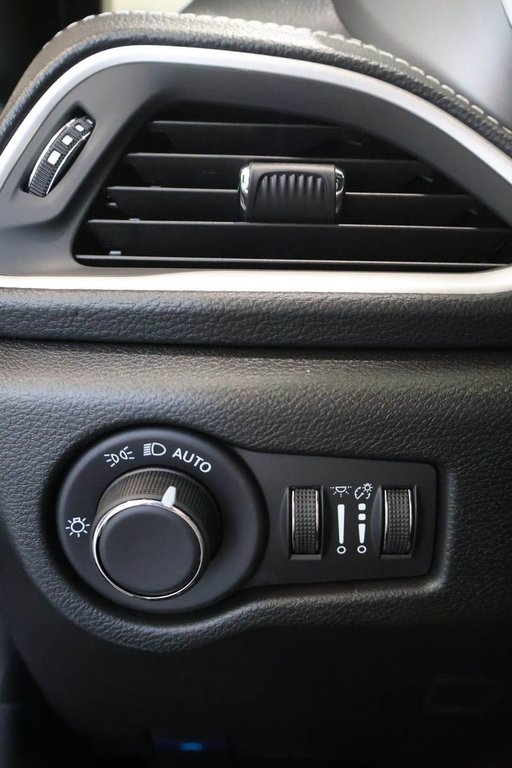 2027 Chrysler Pacifica SELECT in Terrebonne, Quebec - 16 - w1024h768px
