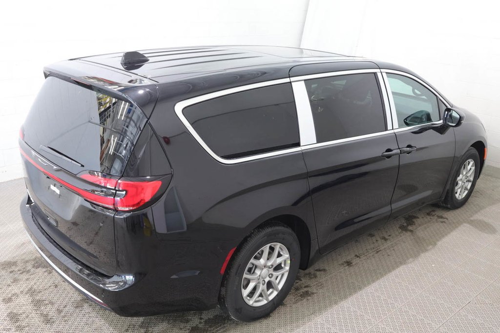 2027 Chrysler Pacifica SELECT in Terrebonne, Quebec - 5 - w1024h768px