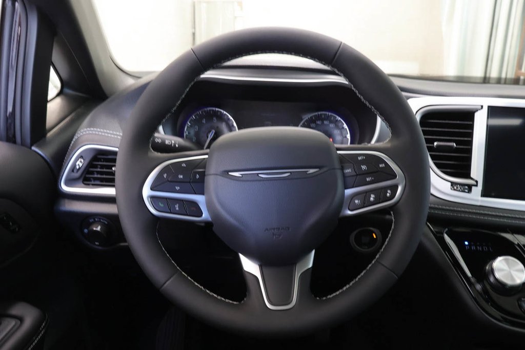 2027 Chrysler Pacifica SELECT in Terrebonne, Quebec - 11 - w1024h768px