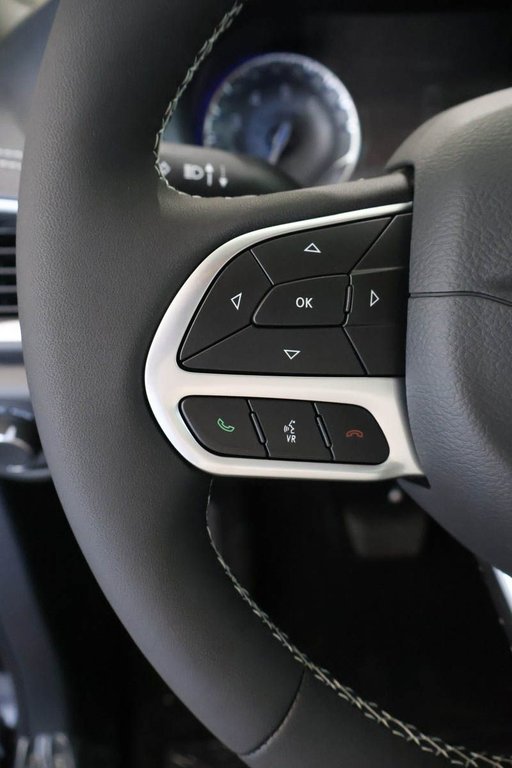 2027 Chrysler Pacifica SELECT in Terrebonne, Quebec - 12 - w1024h768px