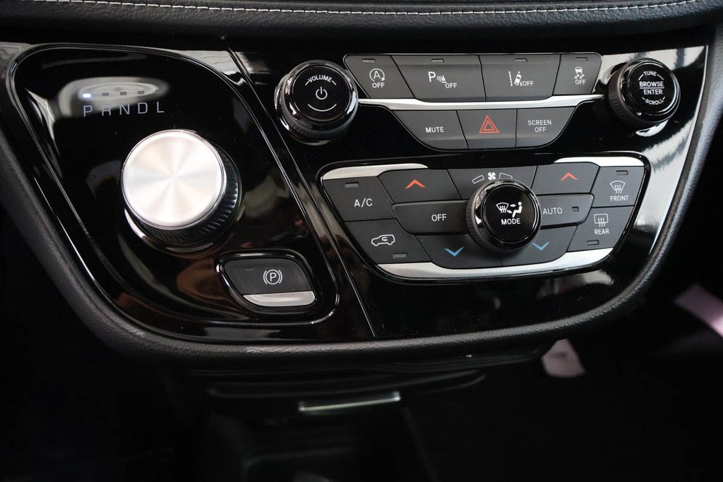 2027 Chrysler Pacifica SELECT in Terrebonne, Quebec - 15 - w1024h768px