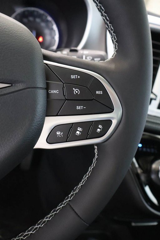 2027 Chrysler Pacifica SELECT in Terrebonne, Quebec - 13 - w1024h768px