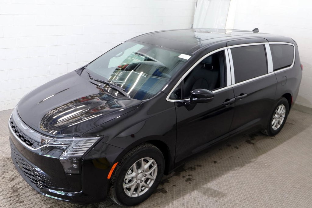 2027 Chrysler Pacifica SELECT in Terrebonne, Quebec - 3 - w1024h768px