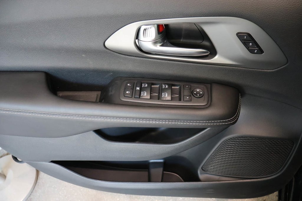 2027 Chrysler Pacifica SELECT in Terrebonne, Quebec - 17 - w1024h768px