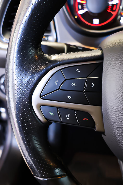 Dodge Challenger SXT PLUS+ RWD + BLACK TOP + TOIT OUVRANT 2019 à Terrebonne, Québec - 17 - w1024h768px