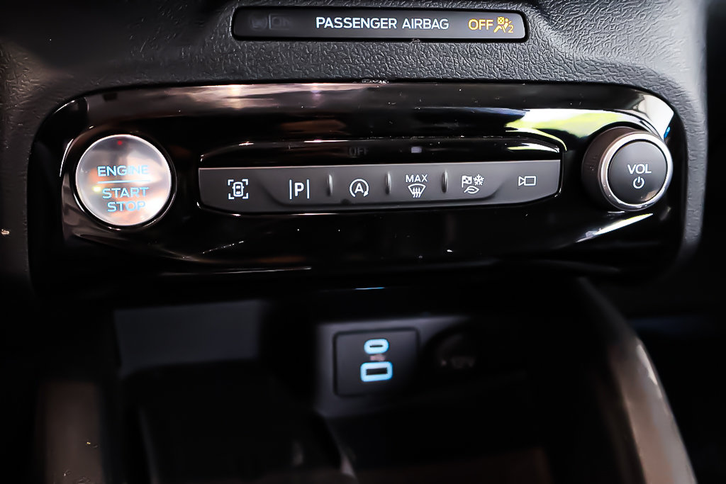 2023 Ford Escape PLATINUM + AWD + CUIR + CARPLAY in Terrebonne, Quebec - 23 - w1024h768px