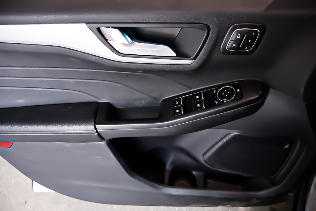 2023 Ford Escape PLATINUM + AWD + CUIR + CARPLAY in Terrebonne, Quebec - 26 - w1024h768px