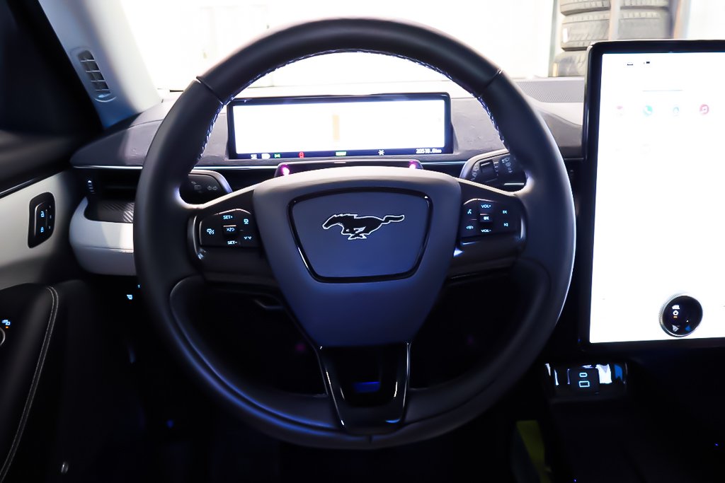 2021 Ford Mustang Mach-E PREMIUM + 4WD + TOIT DE VERRE PANORAMIQUE in Terrebonne, Quebec - 15 - w1024h768px