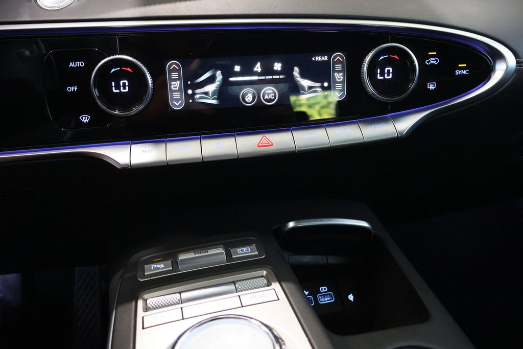 2024 GENESIS GV70 2.5T ADVANCED PLUS + AWD + TOIT OUVRANT PANO in Terrebonne, Quebec - 23 - w1024h768px