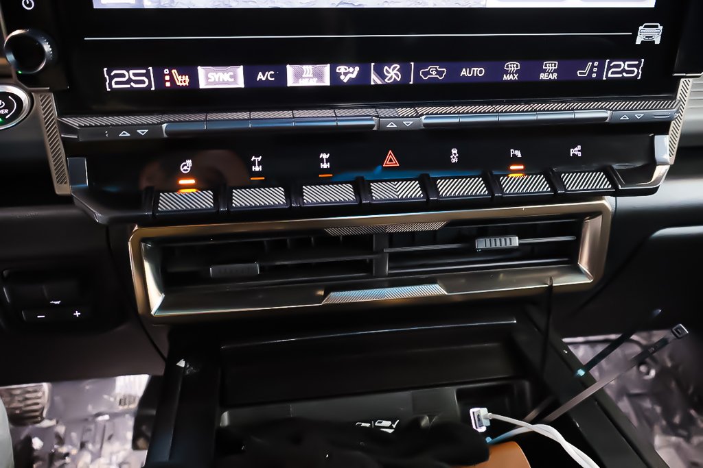 2024 GMC HUMMER EV SUV 2X + 4X4 + SPORT PACKAGE in Terrebonne, Quebec - 23 - w1024h768px