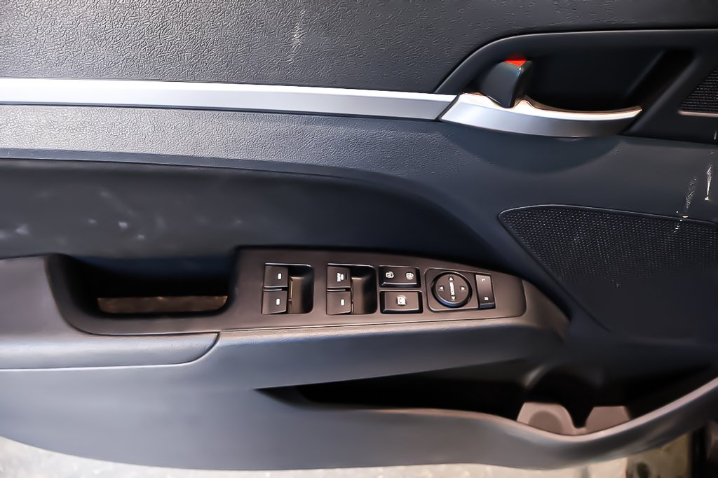 2020 Hyundai Elantra PREFERRED + ENSEMBLE SUN & SAFETY in Terrebonne, Quebec - 21 - w1024h768px