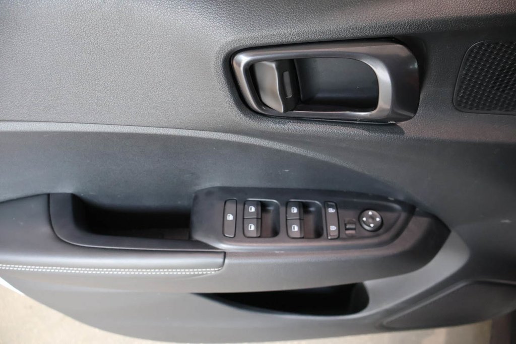 2024 Hyundai VENUE ULTIMATE + FWD + DEMARREUR + CARPLAY in Terrebonne, Quebec - 27 - w1024h768px