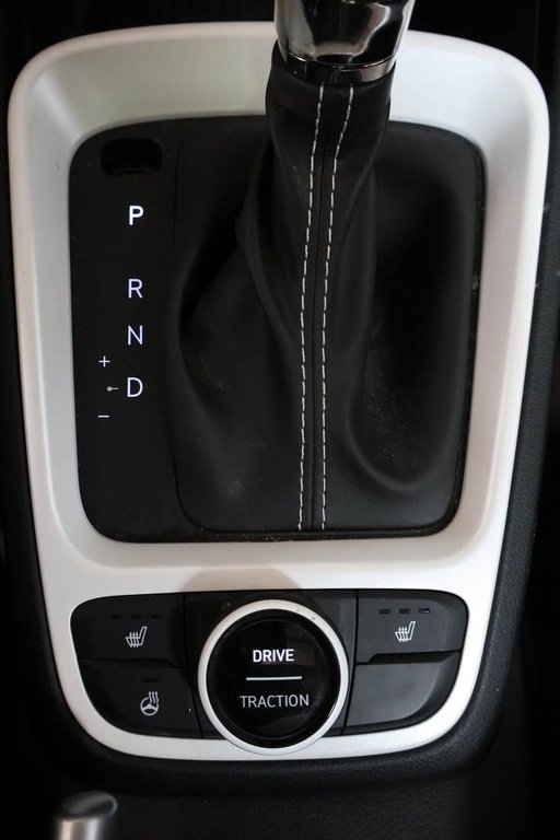 2024 Hyundai VENUE ULTIMATE + FWD + DEMARREUR + CARPLAY in Terrebonne, Quebec - 25 - w1024h768px