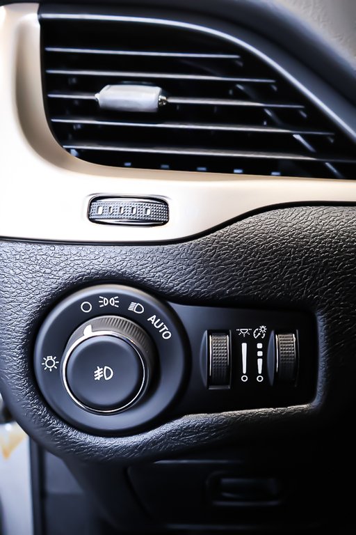 2017 Jeep Cherokee NORTH + 4X4 + ATTELAGE DE REMORQUE in Terrebonne, Quebec - 25 - w1024h768px