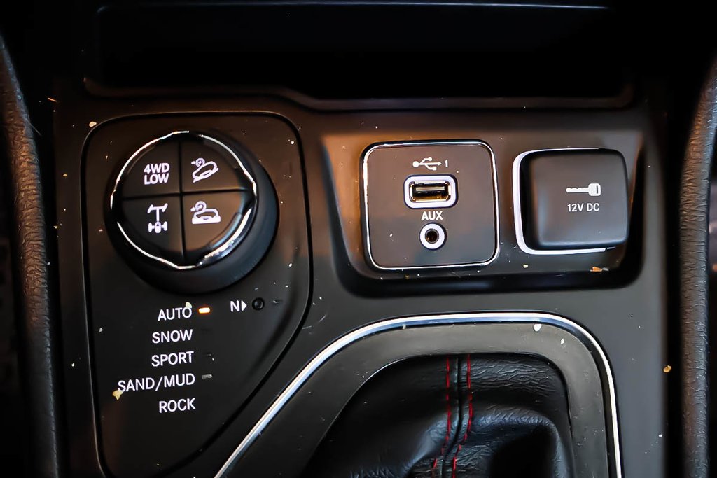 2020 Jeep Cherokee TRAILHAWK + 4X4 + V6 3.2L in Terrebonne, Quebec - 23 - w1024h768px