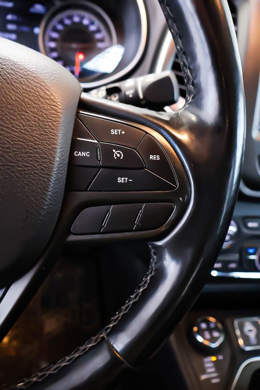 2020 Jeep Cherokee TRAILHAWK + 4X4 + V6 3.2L in Terrebonne, Quebec - 17 - w1024h768px