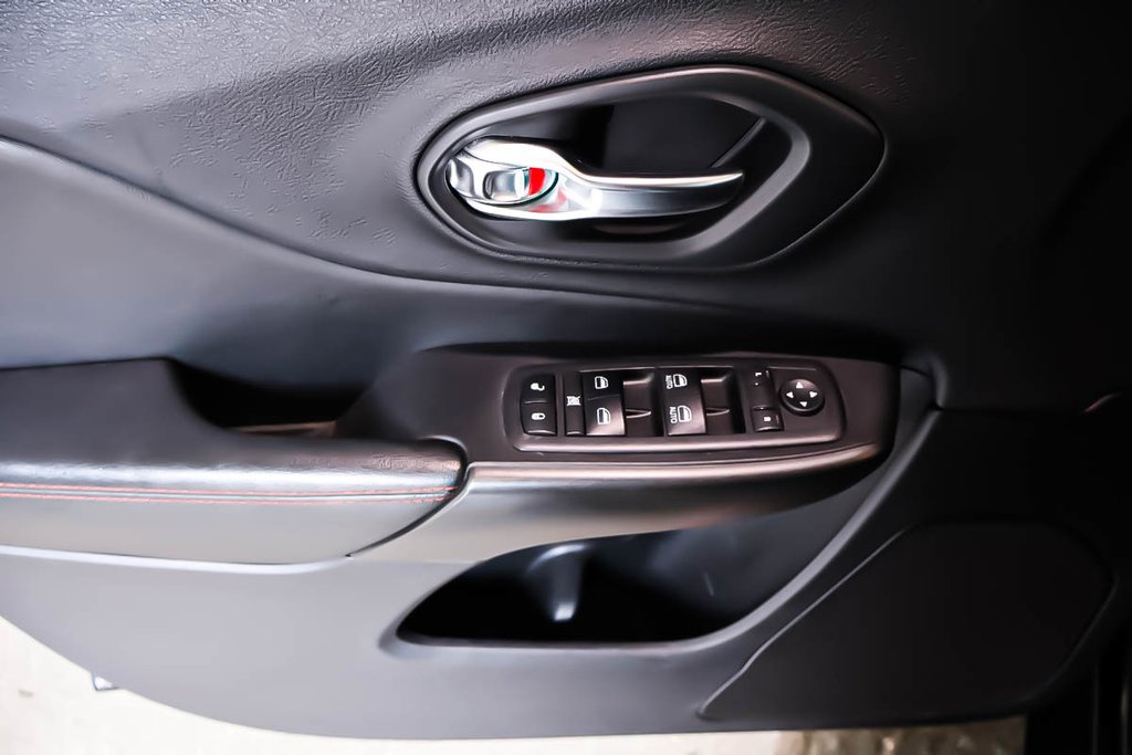 2020 Jeep Cherokee TRAILHAWK + 4X4 + V6 3.2L in Terrebonne, Quebec - 26 - w1024h768px