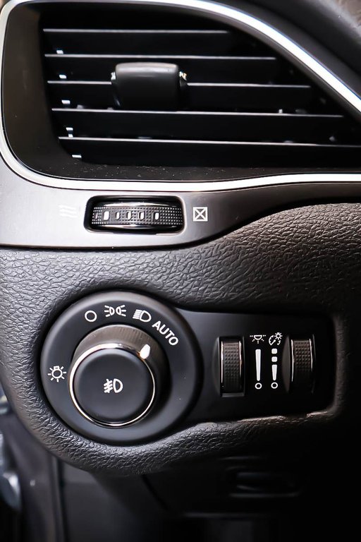 2020 Jeep Cherokee TRAILHAWK + 4X4 + V6 3.2L in Terrebonne, Quebec - 25 - w1024h768px