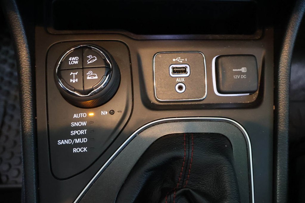 2020 Jeep Cherokee TRAILHAWK + 4X4 + TOIT OUVRANT PANO in Terrebonne, Quebec - 26 - w1024h768px
