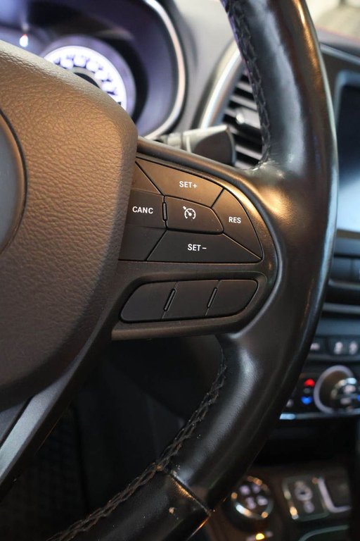 2020 Jeep Cherokee TRAILHAWK + 4X4 + TOIT OUVRANT PANO in Terrebonne, Quebec - 18 - w1024h768px