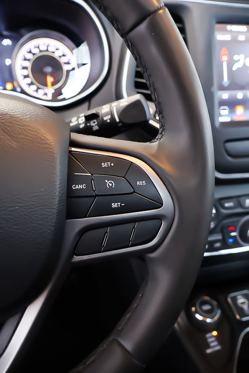 2022 Jeep Cherokee ALTITUDE + 4X4 + TOIT OUVRANT PANO + CUIR in Terrebonne, Quebec - 18 - w1024h768px