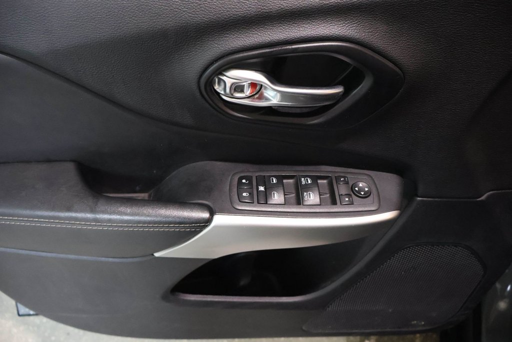 2022 Jeep Cherokee SPORT + ENSEMBLE X + 4X4 + TOIT OUVRANT PANO in Terrebonne, Quebec - 27 - w1024h768px