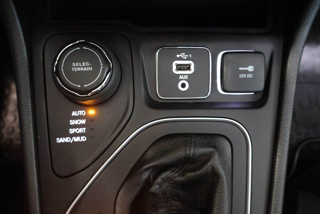 2022 Jeep Cherokee SPORT + ENSEMBLE X + 4X4 + TOIT OUVRANT PANO in Terrebonne, Quebec - 25 - w1024h768px