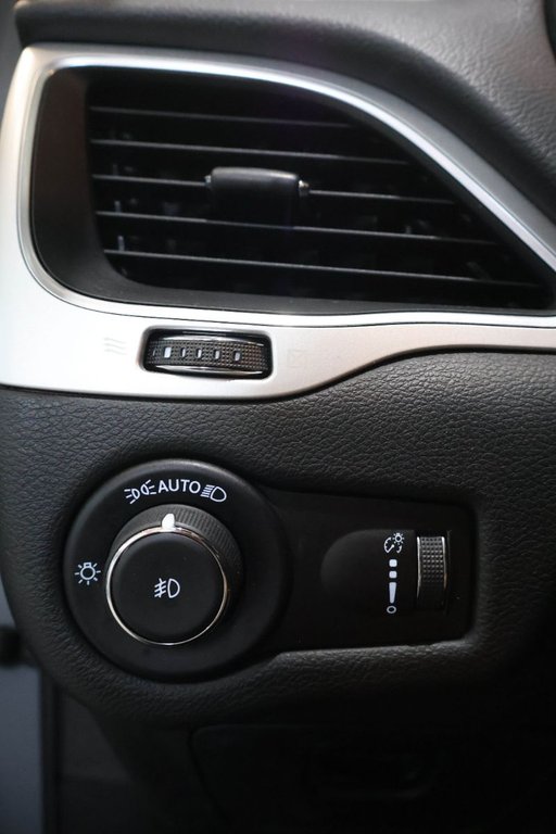 2022 Jeep Cherokee SPORT + ENSEMBLE X + 4X4 + TOIT OUVRANT PANO in Terrebonne, Quebec - 26 - w1024h768px