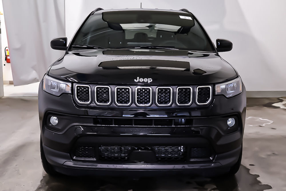 Jeep Compass NORTH + 4X4 + ENSEMBLE COMMODITES + CARPLAY 2023 à Terrebonne, Québec - 2 - w1024h768px