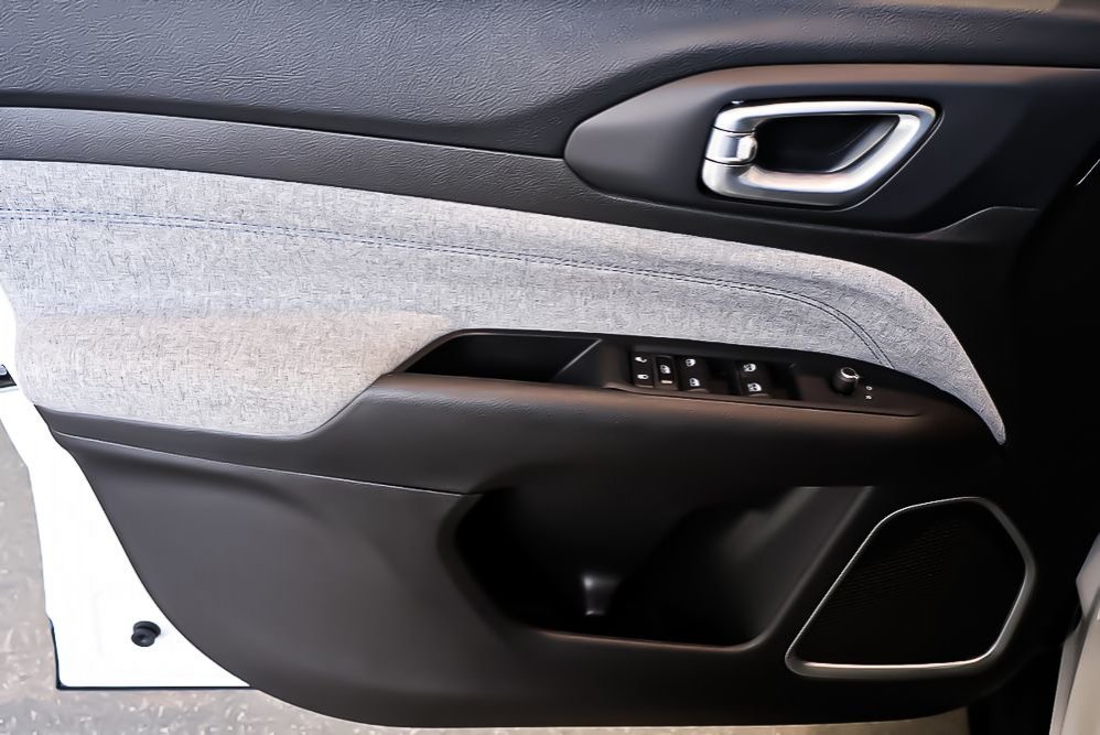 2024 Jeep Compass NORTH + 4X4 + SIEGES CHAUFFANTS in Terrebonne, Quebec - 24 - w1024h768px