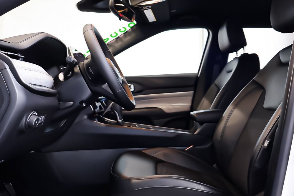 2024 Jeep Compass NORTH + 4X4 + SIEGES CHAUFFANTS in Terrebonne, Quebec - 9 - w1024h768px