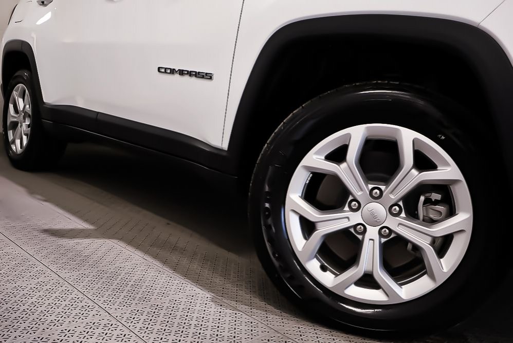 2024 Jeep Compass NORTH + 4X4 + SIEGES CHAUFFANTS in Terrebonne, Quebec - 8 - w1024h768px