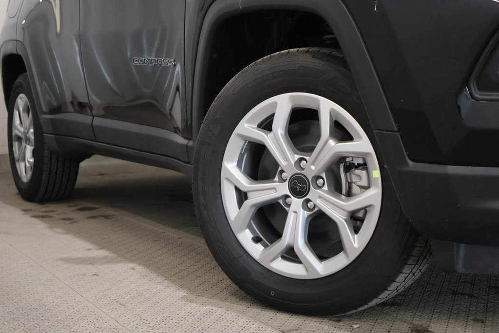 2026 Jeep Compass NORTH in Terrebonne, Quebec - 7 - w1024h768px