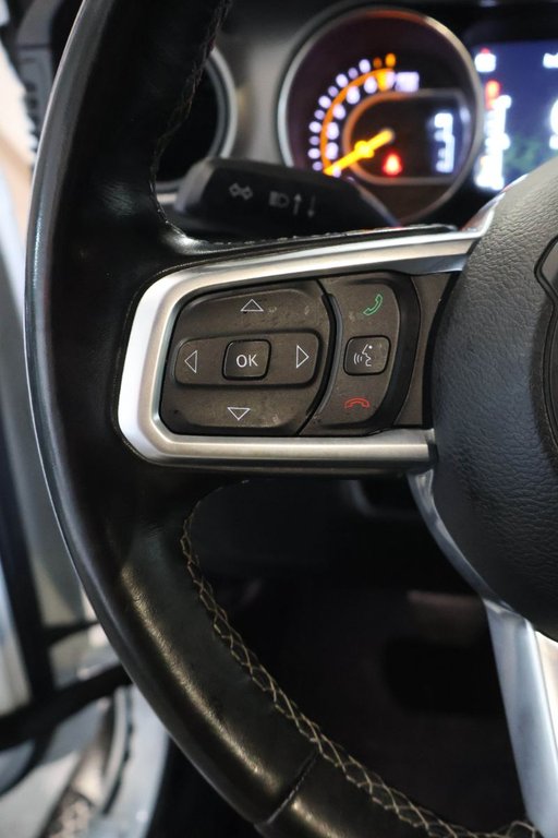 2020 Jeep Gladiator SPORT S + 4X4 + TOIT RIGIDE in Terrebonne, Quebec - 15 - w1024h768px