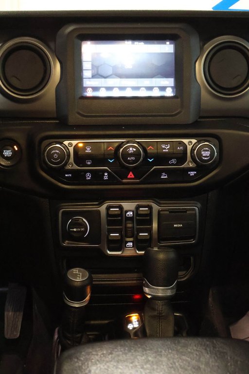 2020 Jeep Gladiator SPORT S + 4X4 + TOIT RIGIDE in Terrebonne, Quebec - 19 - w1024h768px