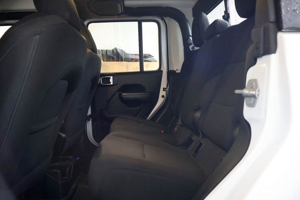2020 Jeep Gladiator SPORT S + 4X4 + TOIT RIGIDE in Terrebonne, Quebec - 27 - w1024h768px