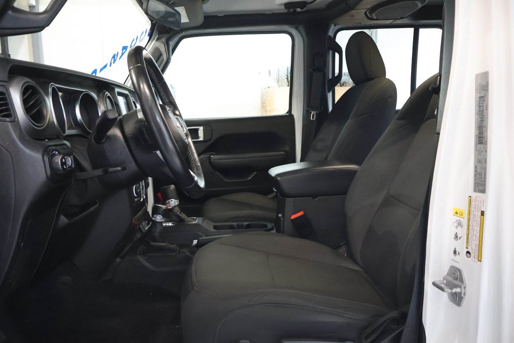 2020 Jeep Gladiator SPORT S + 4X4 + TOIT RIGIDE in Terrebonne, Quebec - 10 - w1024h768px
