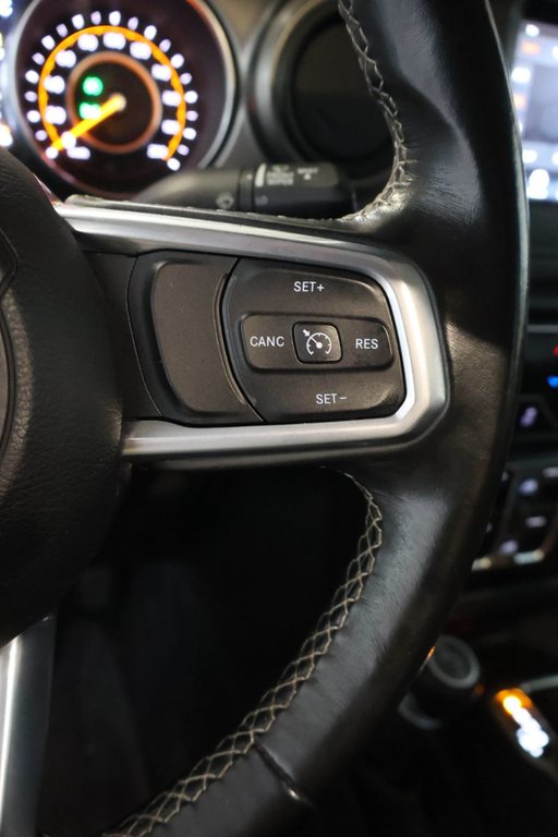 2020 Jeep Gladiator SPORT S + 4X4 + TOIT RIGIDE in Terrebonne, Quebec - 17 - w1024h768px