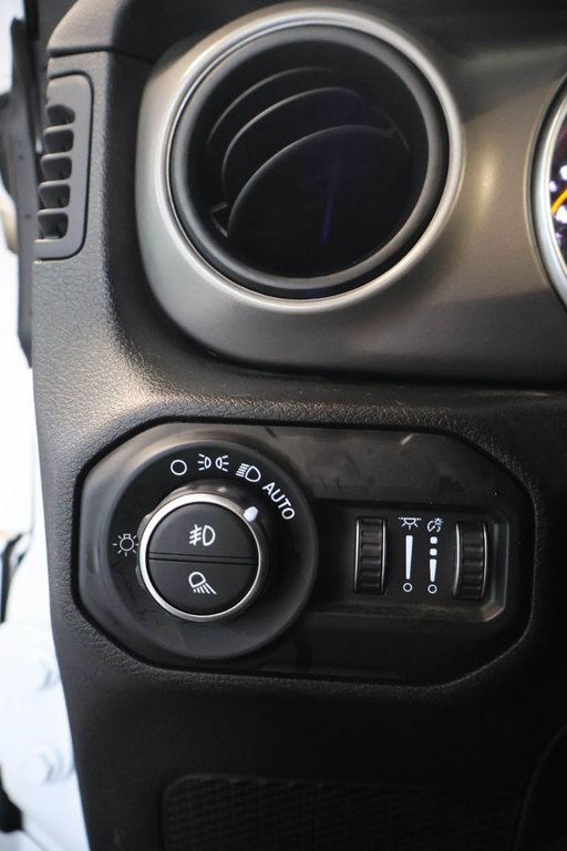 2020 Jeep Gladiator SPORT S + 4X4 + TOIT RIGIDE in Terrebonne, Quebec - 25 - w1024h768px