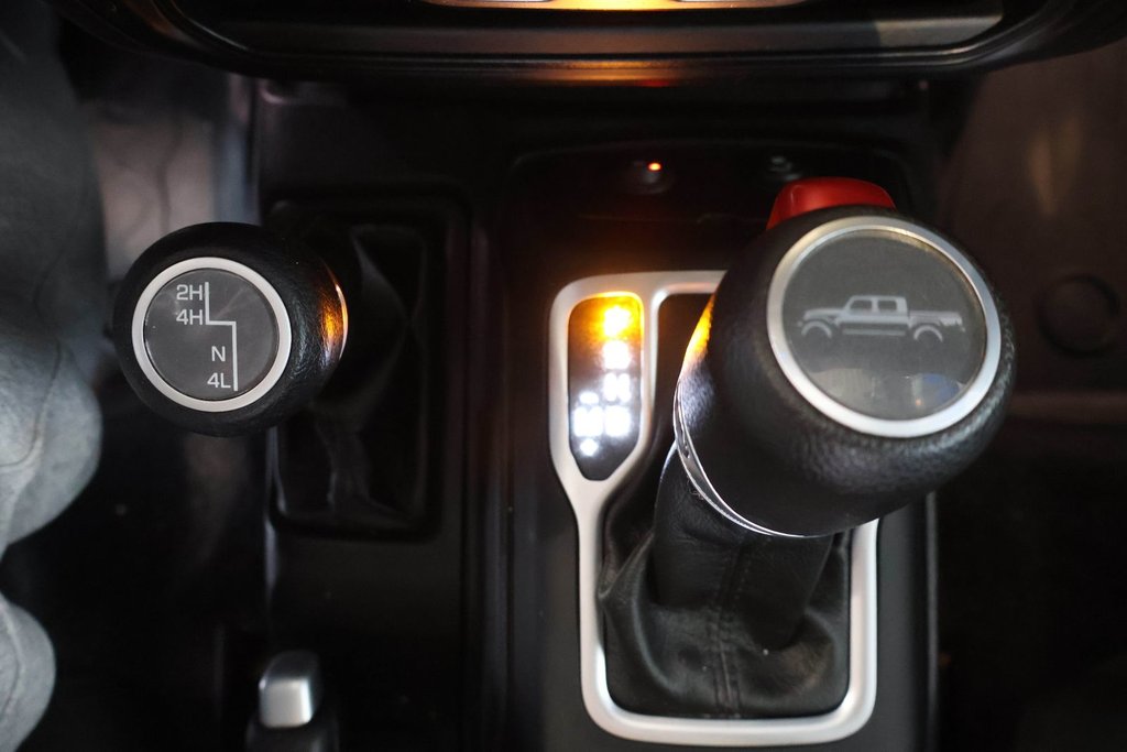 2020 Jeep Gladiator SPORT S + 4X4 + TOIT RIGIDE in Terrebonne, Quebec - 23 - w1024h768px