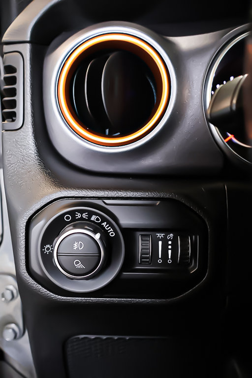 2021 Jeep Gladiator MOJAVE + 4X4 + TOIT RIGIDE in Terrebonne, Quebec - 26 - w1024h768px
