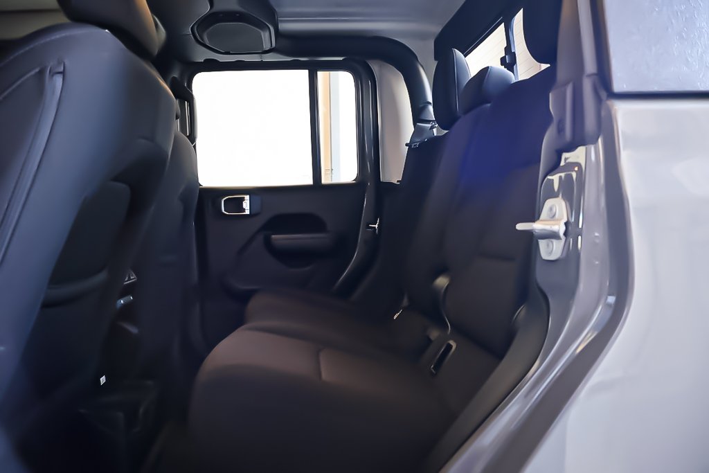 2023 Jeep Gladiator WILLYS + 4X4 + V6 3.6L + TOIT RIGIDE in Terrebonne, Quebec - 29 - w1024h768px