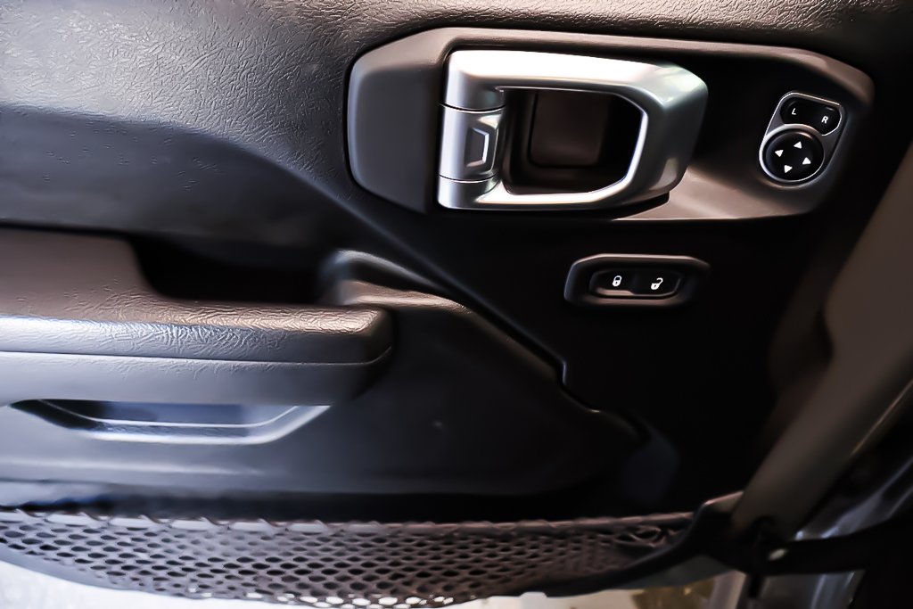 2023 Jeep Gladiator WILLYS + 4X4 + V6 3.6L + TOIT RIGIDE in Terrebonne, Quebec - 27 - w1024h768px