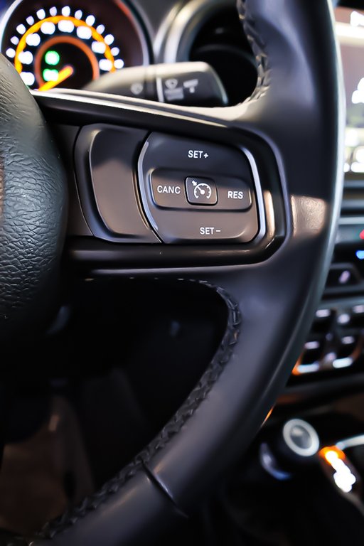 2023 Jeep Gladiator WILLYS + 4X4 + V6 3.6L + TOIT RIGIDE in Terrebonne, Quebec - 17 - w1024h768px